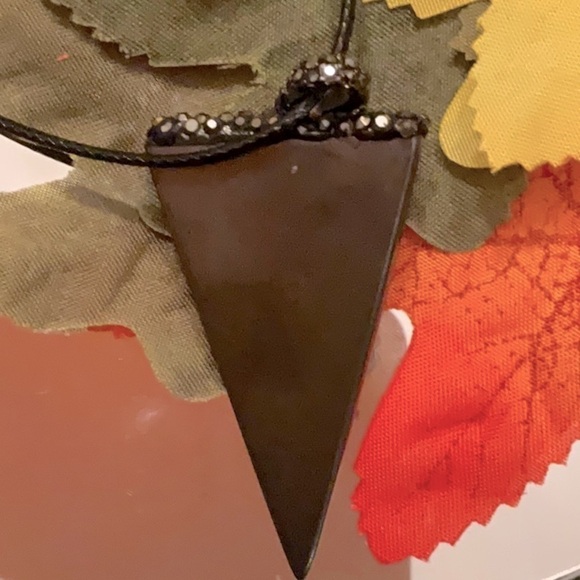 HEMATITE ARROWHEAD NECKLACE on black leather chain UNISEX - Picture 2 of 2